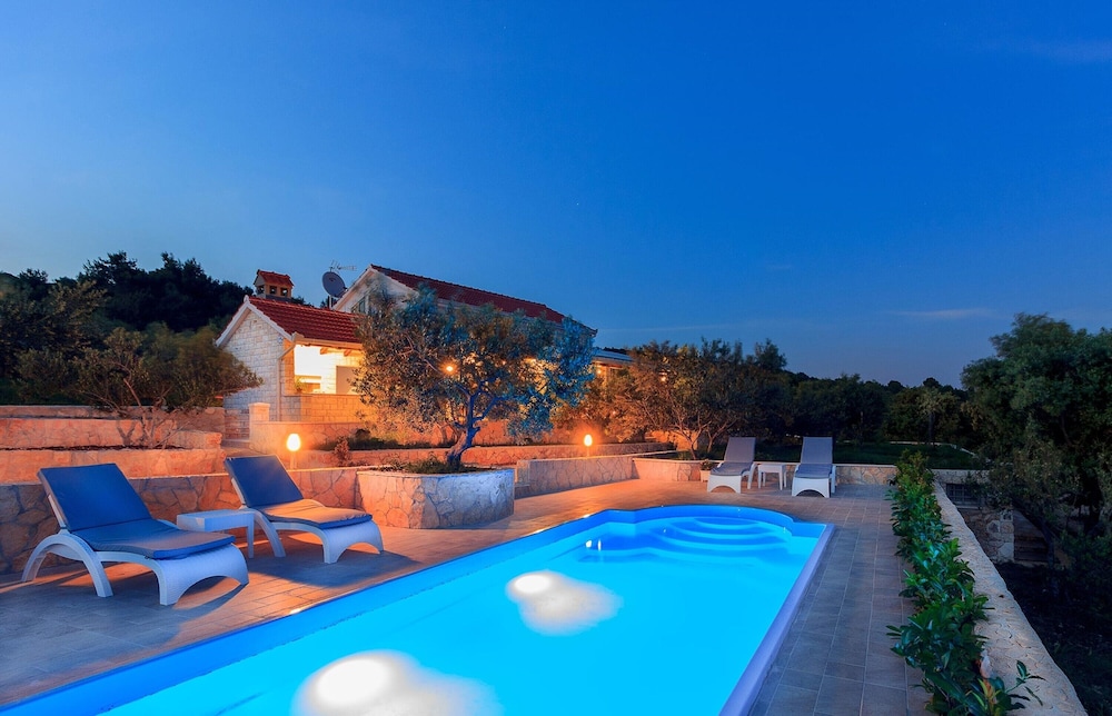 Beachfront Luxury Villa w. Pool & Large Garden photo 5