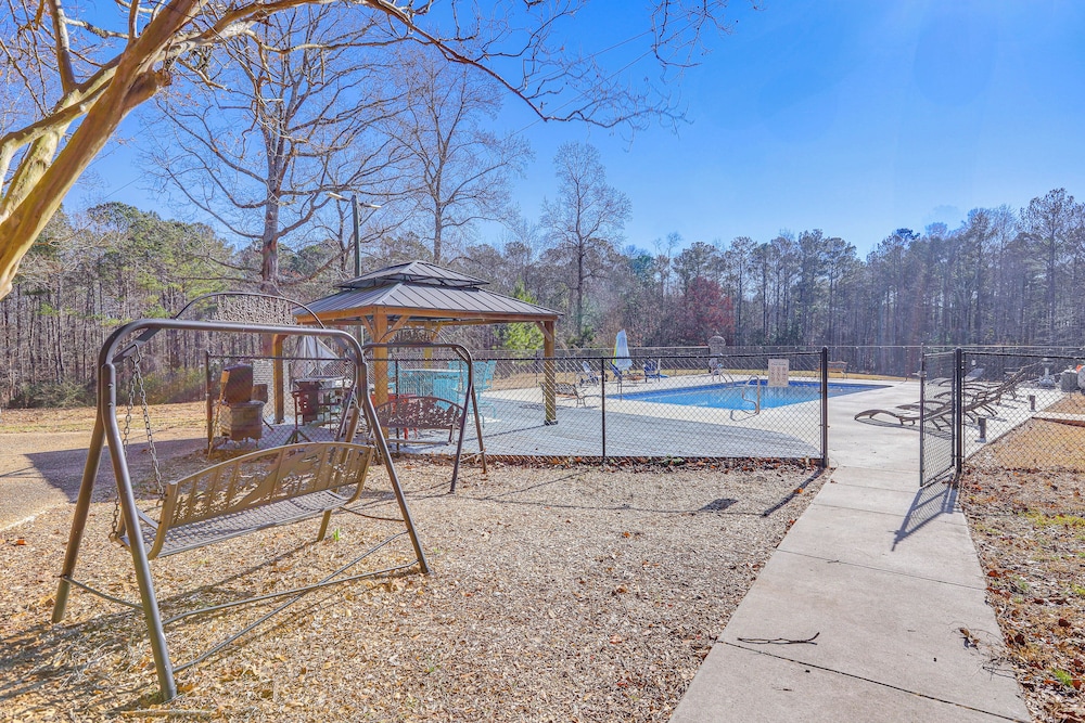 Private Hot Tub & Sauna: Georgia Nature Retreat!