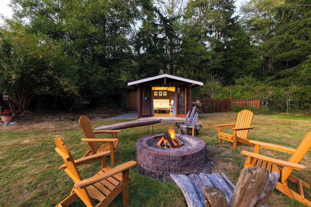 Lodge Trails, Hot Tub, Walk to Cornet Bay