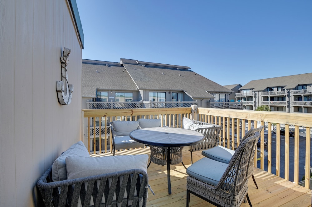 Walk to Beach + Pier: Myrtle Beach Getaway w/ Deck