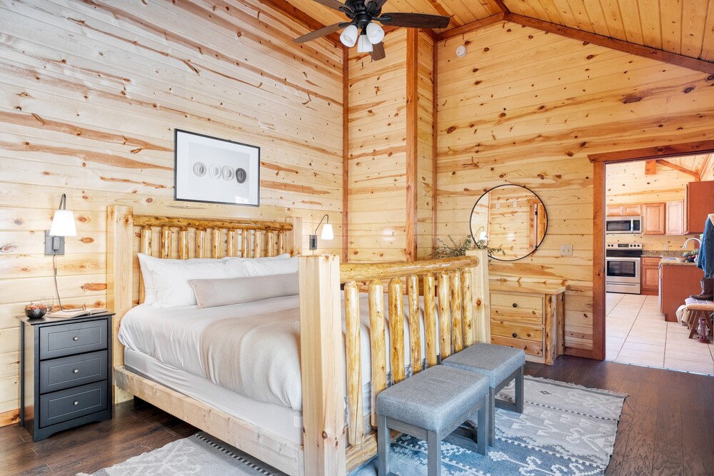 Elm by Avantstay Mountain Side Cabin w/ Movie Theatre, Indoor Pool, Hot Tub & Views view 2