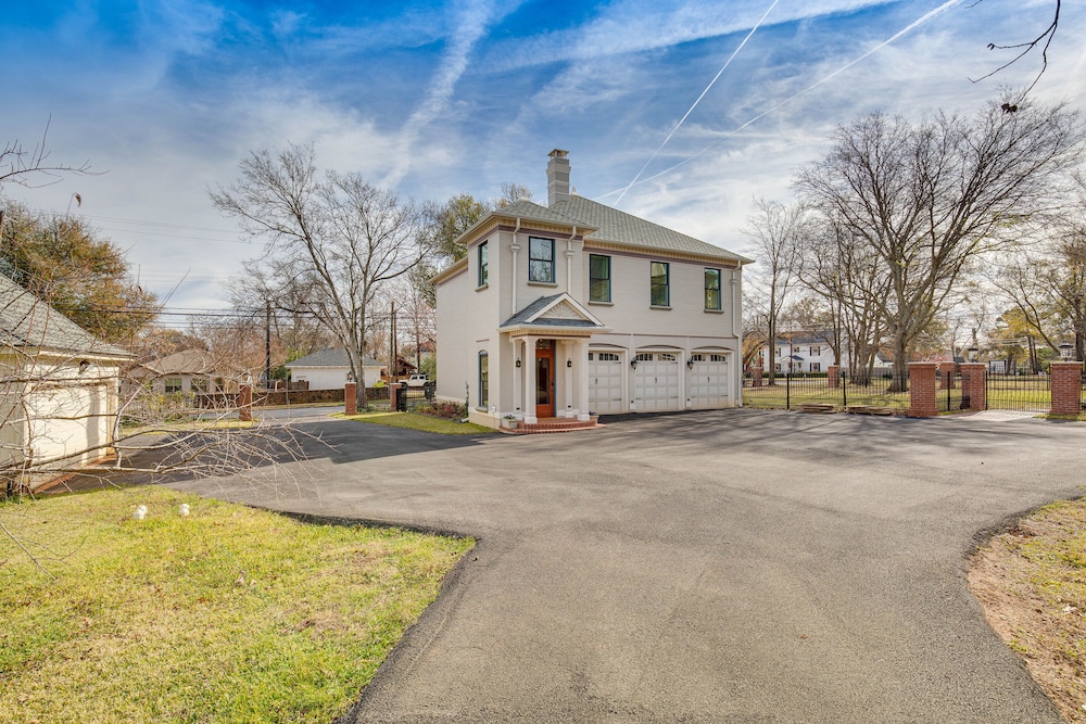 Historic Charnwood Guest House- 1 Mile to Downtown in Tyler, US
