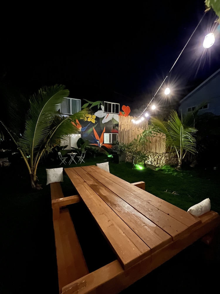 Akule Clubhouse: Awa 1 Bedroom Apt by the Beach 1 Condo by RedAwning