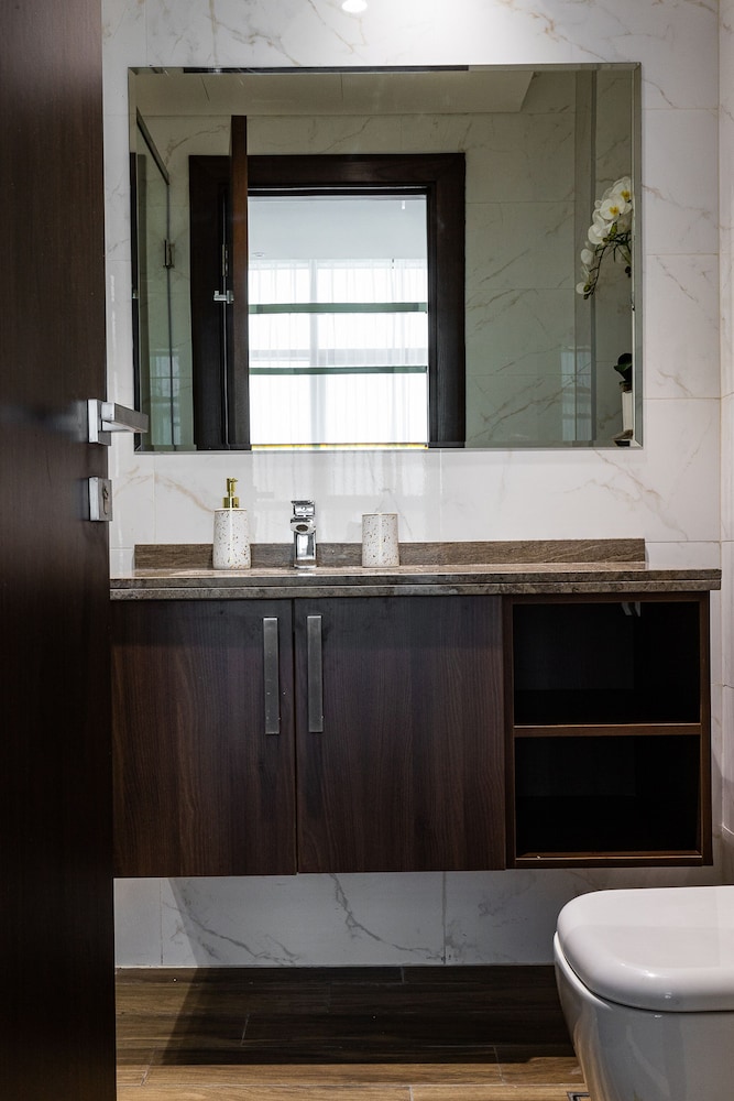 GLOBALSTAY. J One Tower Apartments
