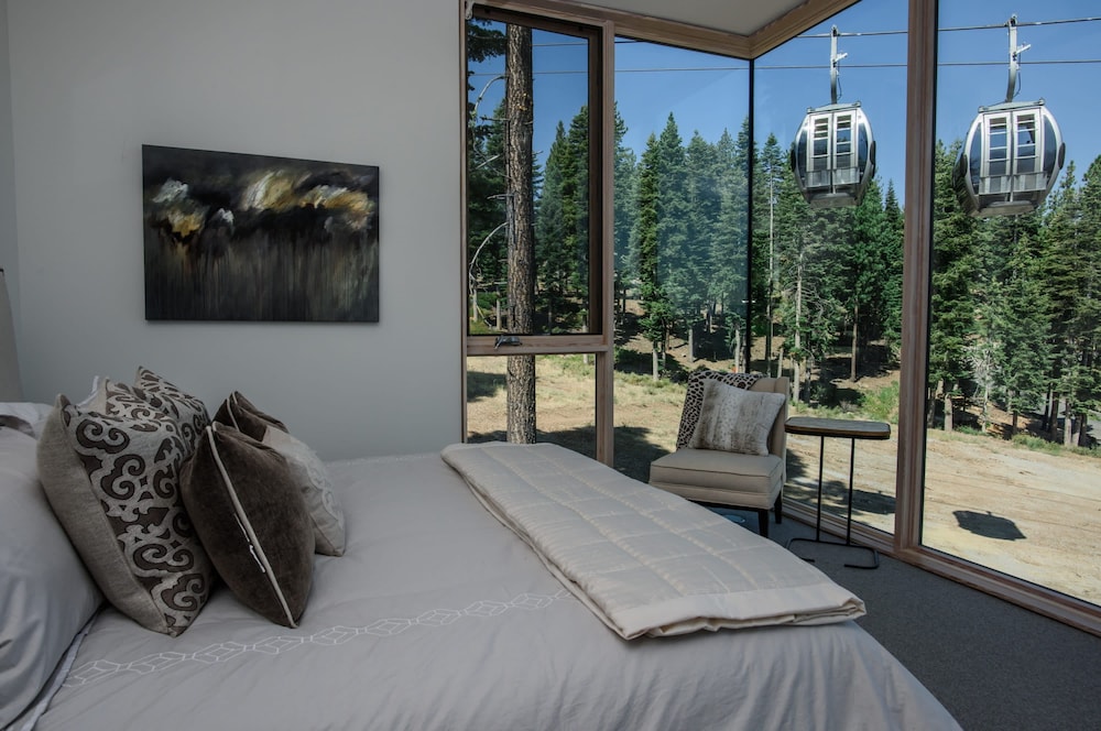 Modern Ski In Out Home Mid-mountain Northstar