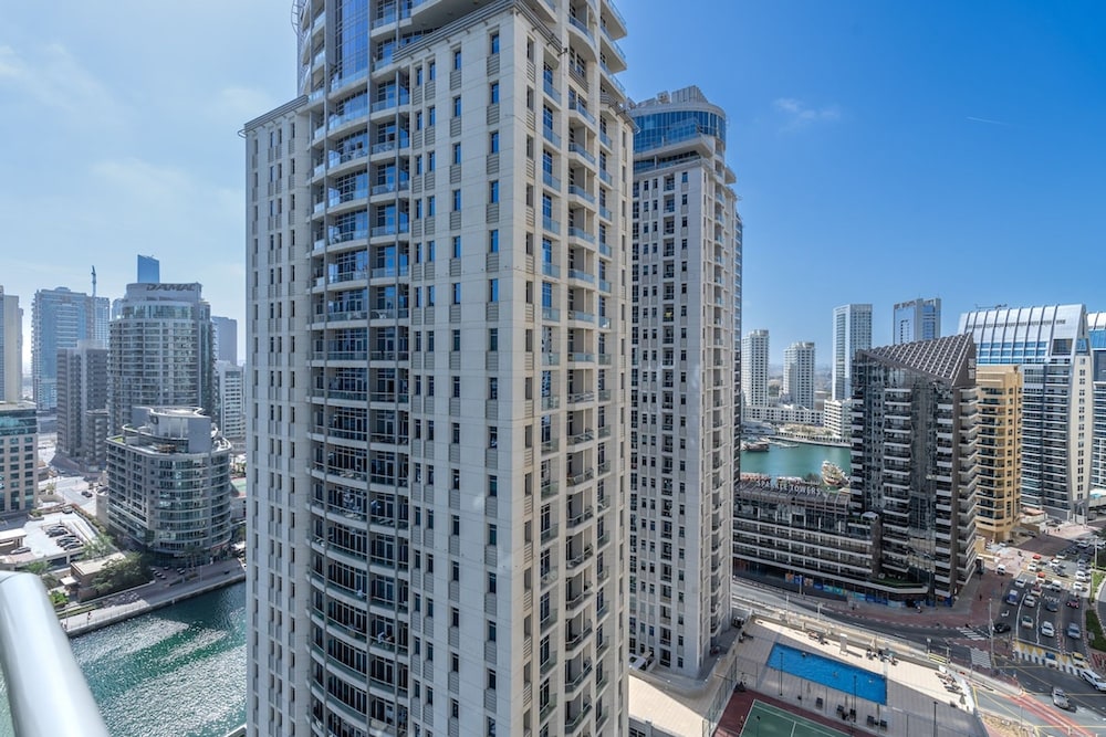 Refined 1BR Retreat in The Point Tower - Marina