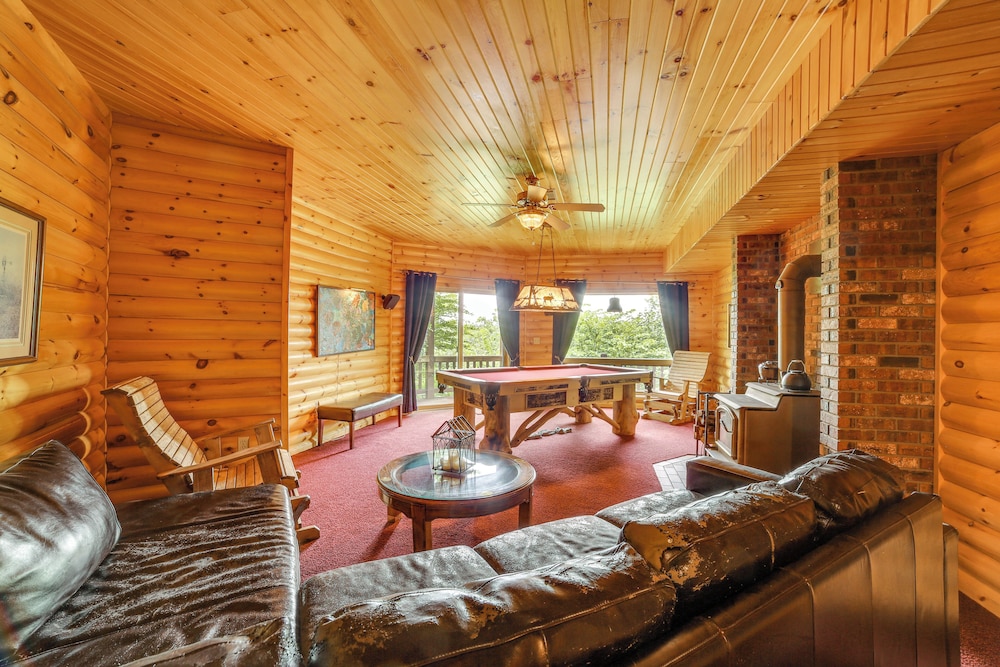 Decks & Views: Spacious Cabin Near Table Rock Lake