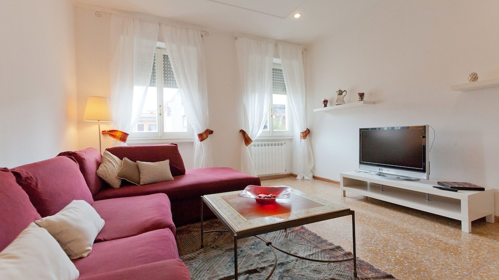 Rental In Rome Pateras Balcony Apartment