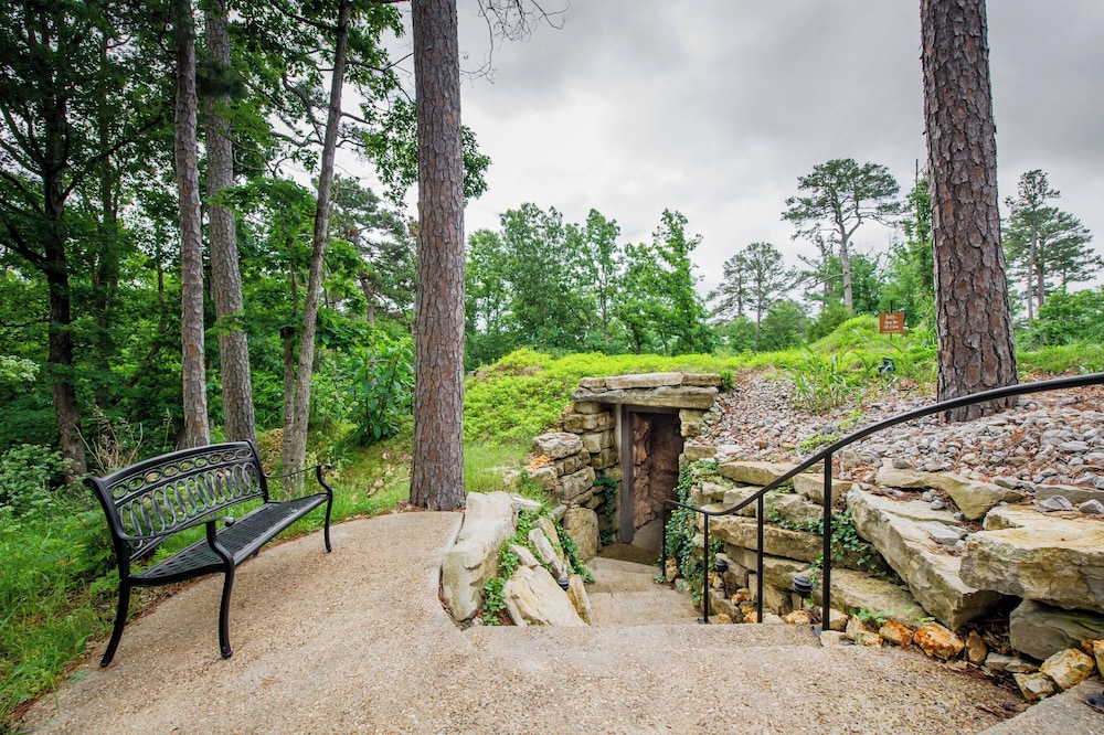 Eureka Springs Treehouses, Hobbit Caves & Castles