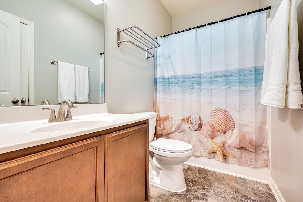 1 Mi to Ocean: Modern Carolina Beach Townhome
