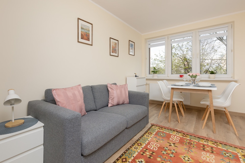 Dickensa Warsaw Apartment by Renters view 2