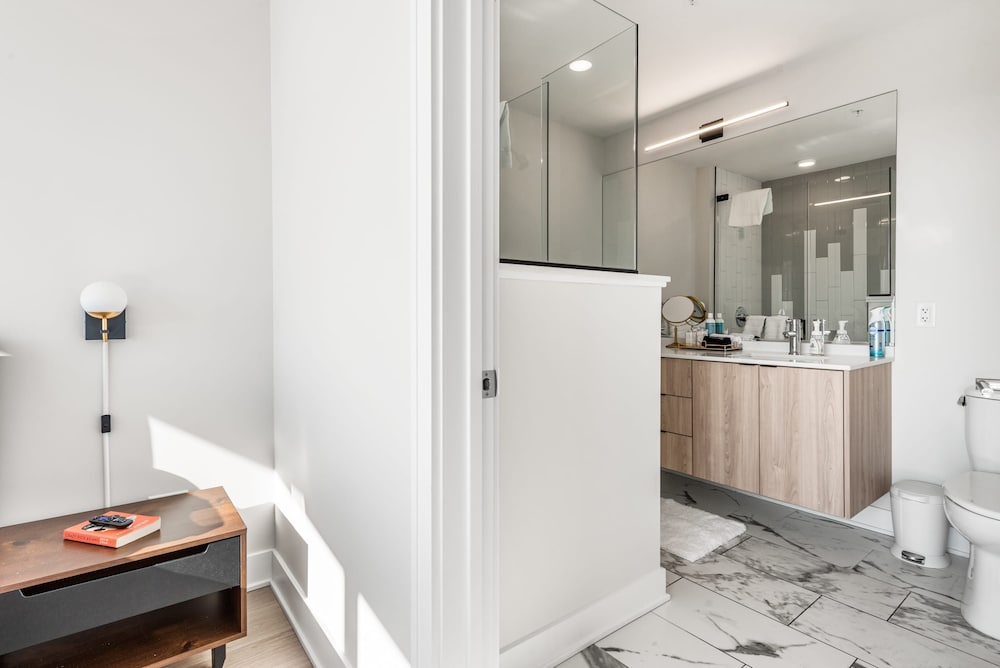 West Loop 3x 2BR Walk to Dining Gym Terrace