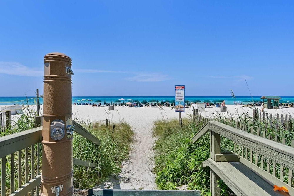 Emerald Isle Resort 1409 Beachfront Access + Chairs Incl Pool, Ocean Views