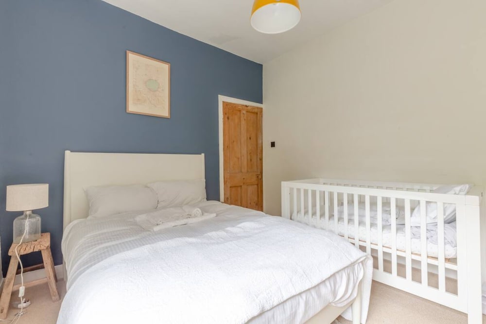 Newly Renovated 2 Bedroom Apartment in Earlsfield With Garden