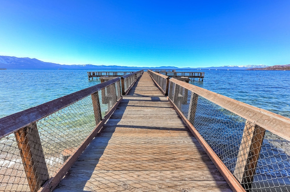 Lakeland Village - Walk to the Beaches of Lake Tahoe!