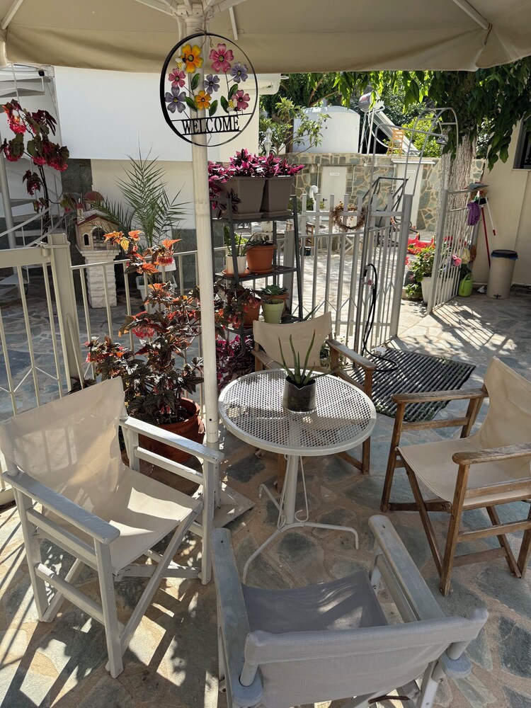 GARDEN APARTMENT (ELECTRIC CAR CHARGING STATION)