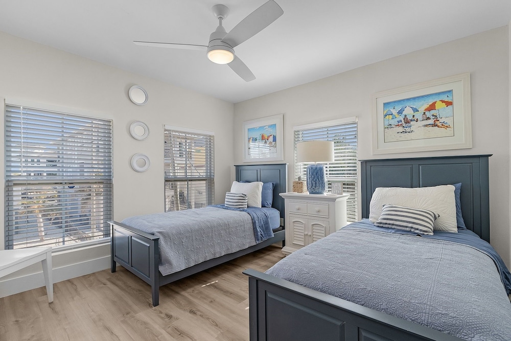 265 Beautiful Canal Front Pool Home 3 Bedroom Home