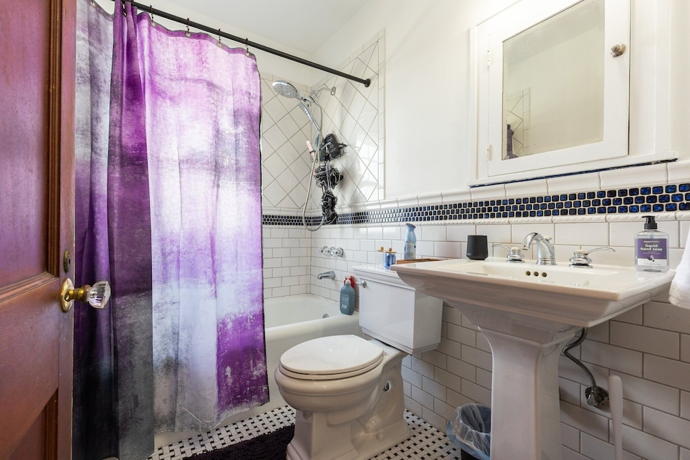 Cozy Getaway With Hot Tub, Patio & Fenced Yard 3 Bedroom Home