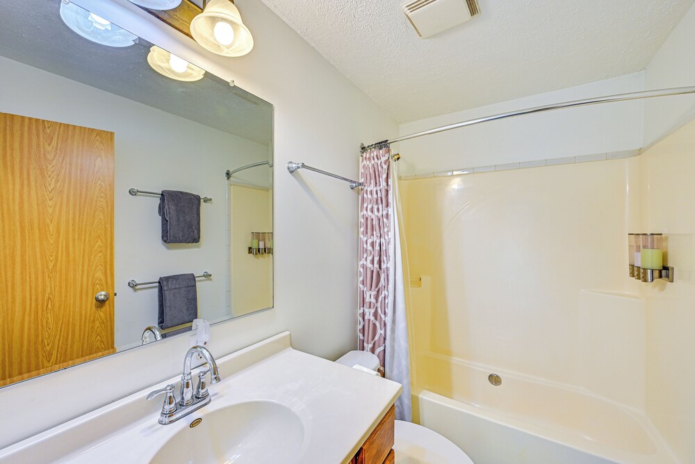 8-acre Bridgman Oasis: Pool, Hot Tub & Game Room