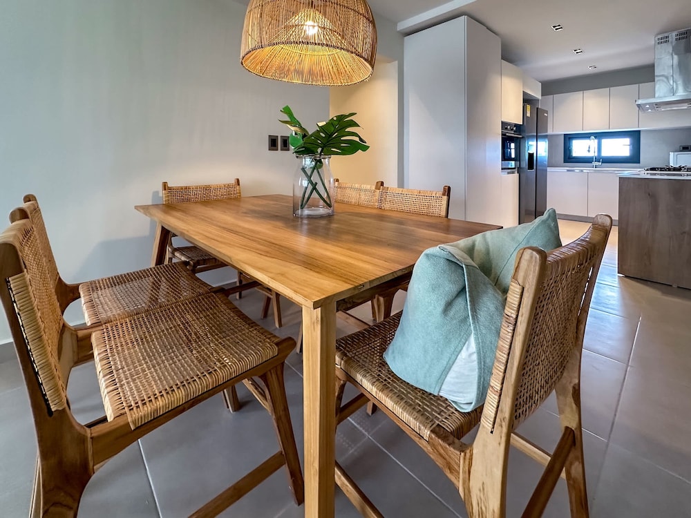 4 Bedroom Beach Penthouse w Private Rooftop