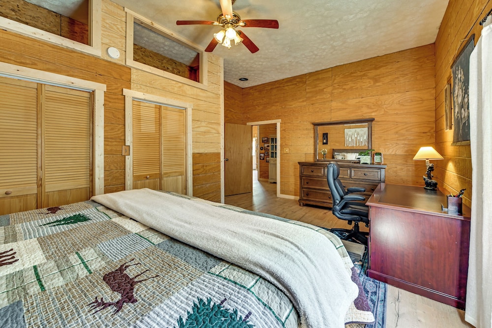 Ohio Hunters Cabin w/ Pond Access: Pets Welcome!
