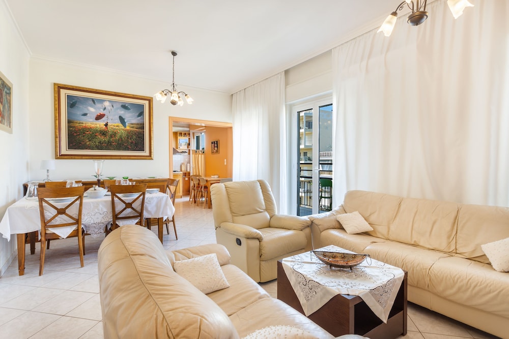 Ranias luxurious Apartment with sea view!