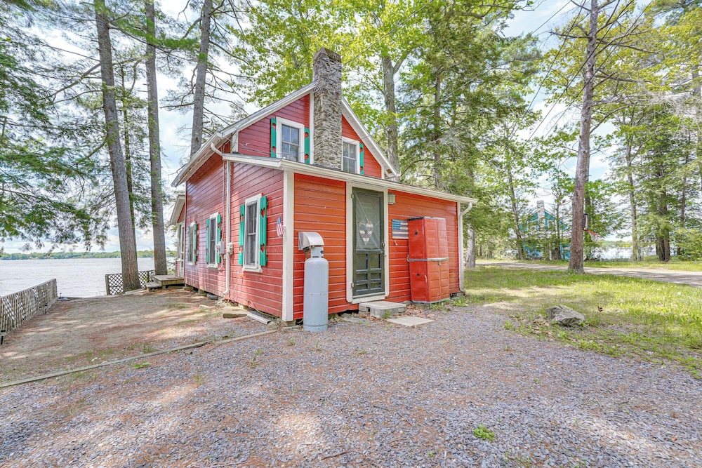 Peaceful Lakefront Maine Cabin w/ Sunset Views