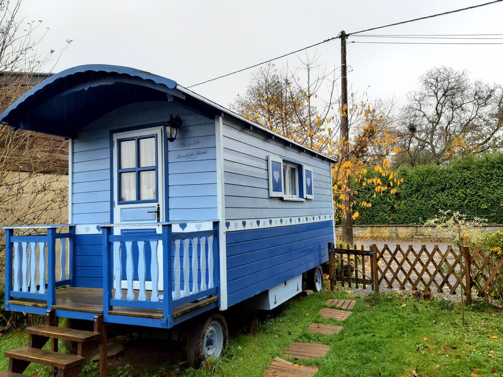 Cozy Little Blue Caravan in Scy Belgique
