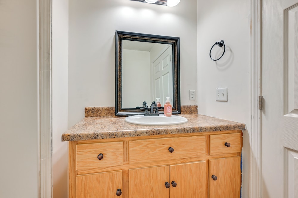 6 Mi to Mammoth Cave! Mtn-view Home w/ Fire Pit