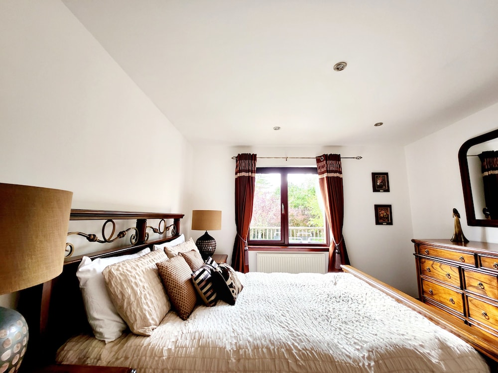 Boutique 4-Bed Home in Inverness view 3