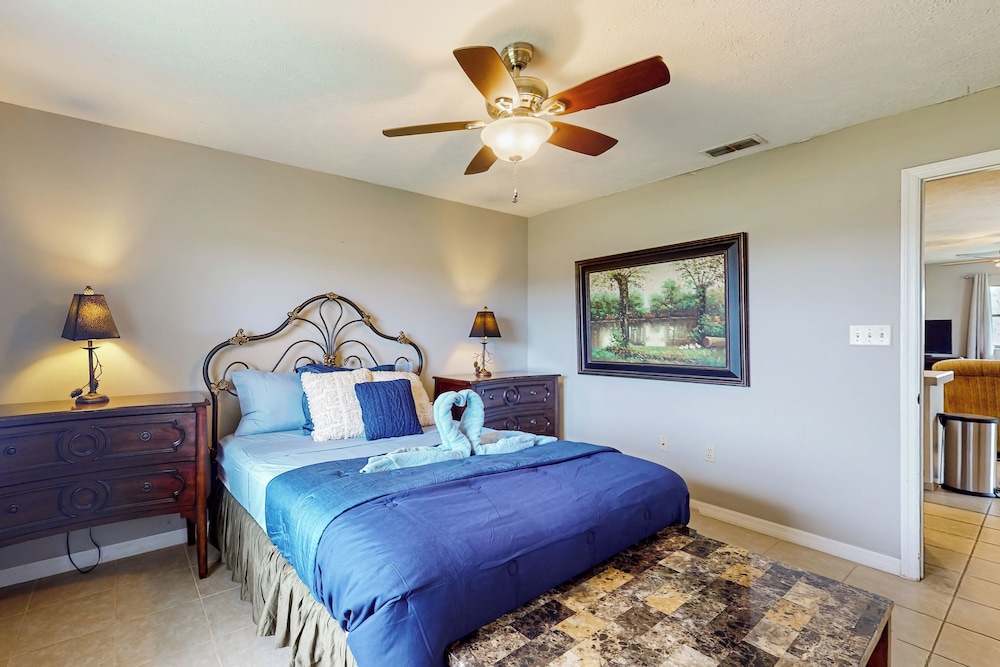 1 BR Guesthouse w/ Full Kitchen & Lake View