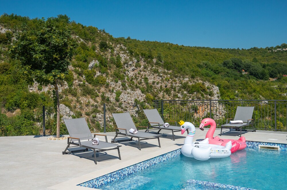 Villa River Rose with pool and jacuzzi, near the river beach