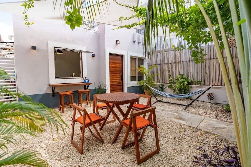 Tropical House With Private Pool in Downtown
