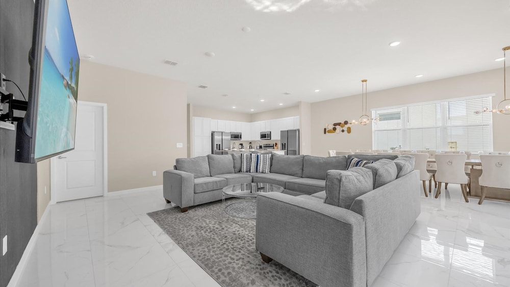 Upstay Spacious Villa w Pool Hot Tub Game Room