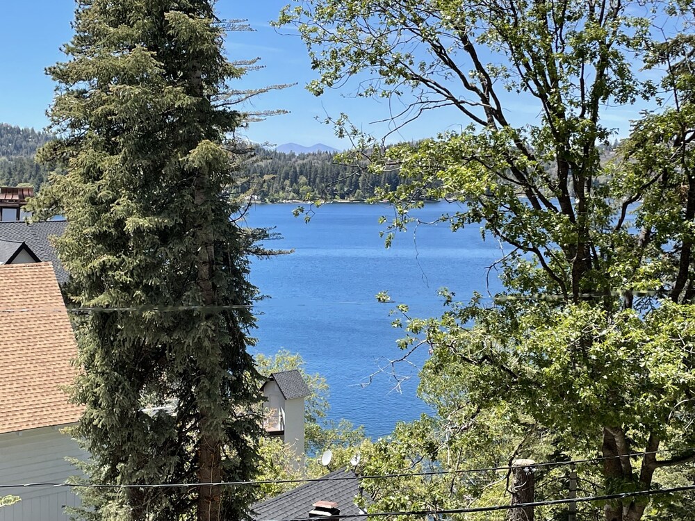 Near Lake Plus View 2 Bedroom Home by RedAwning