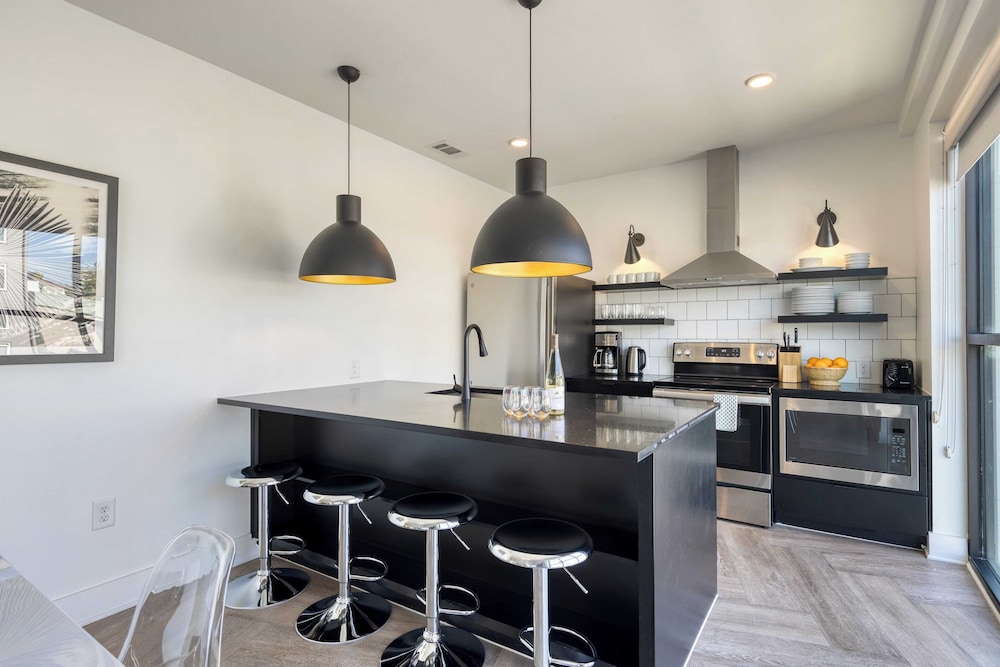 916 Main 12 Unit Buyout - 30bdrs Prvt Two Floors
