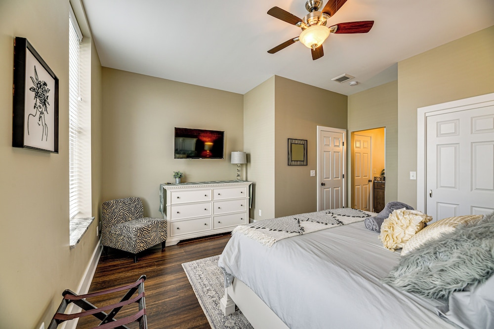Luxurious 'litfin Loft' - Walk to Main St Akron