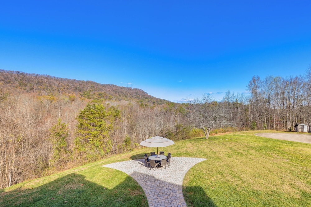 Private Hot Tub: 'bays View Lodge' in Kingsport!