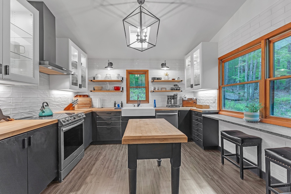 Modern Mountain Retreat Near Dolly Sods & Skiing 3 Bedroom Home