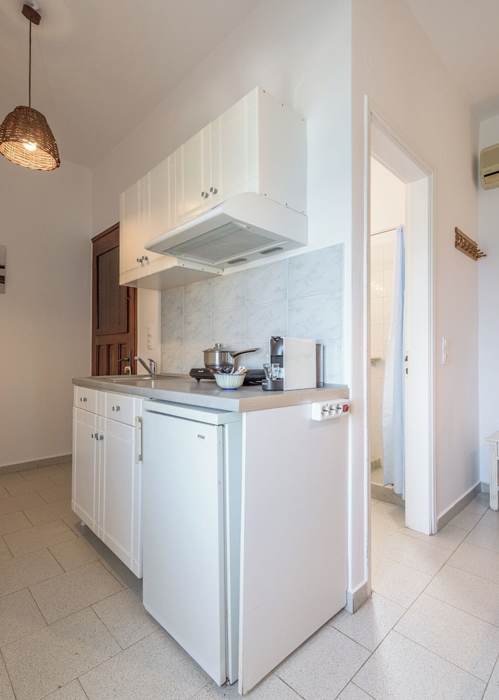GIOURGAS STUDIOS & APARTMENTS