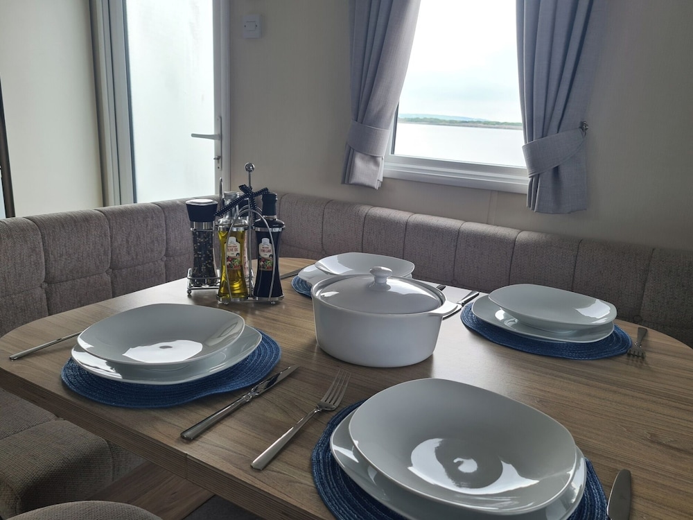 3 Bed Lodge - Sleeps 6 - Parking - Pets - Wifi
