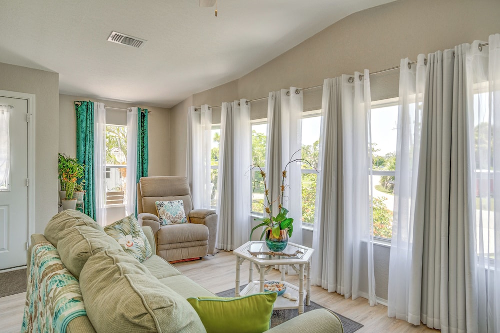 Tee Off & Soak Up Sun! Airy Englewood Gem w/ Yard
