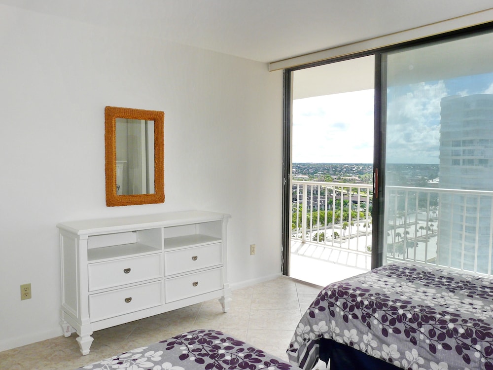 Sun-bright Beachfront Condo With Pool/tennis Courts view 4