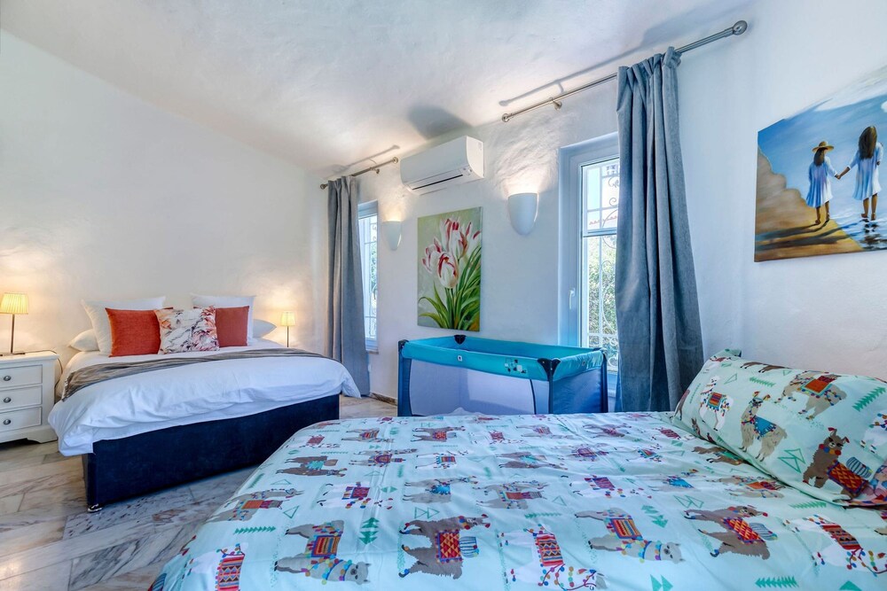 Golfinhos Magnificent Spacious 5 Bedroom Villa