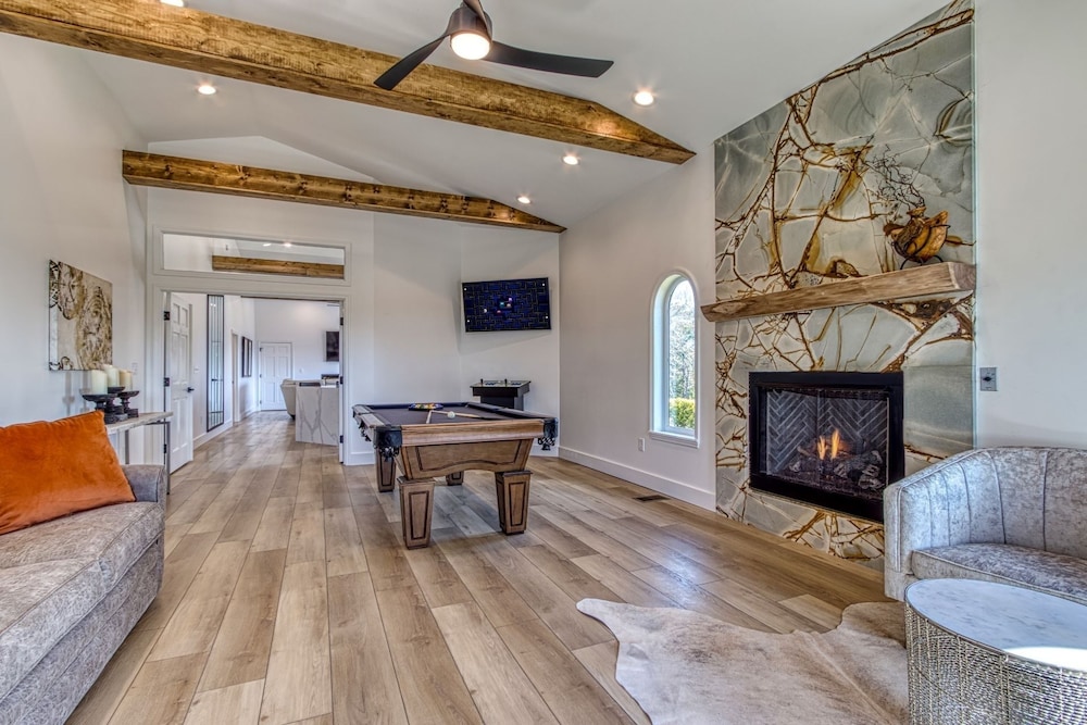 Mountain Valley Revival - Brand New Renovations, Close To Town, Panoramic Mountain Views!! 2 Bedroom Cabin by RedAwning view 5