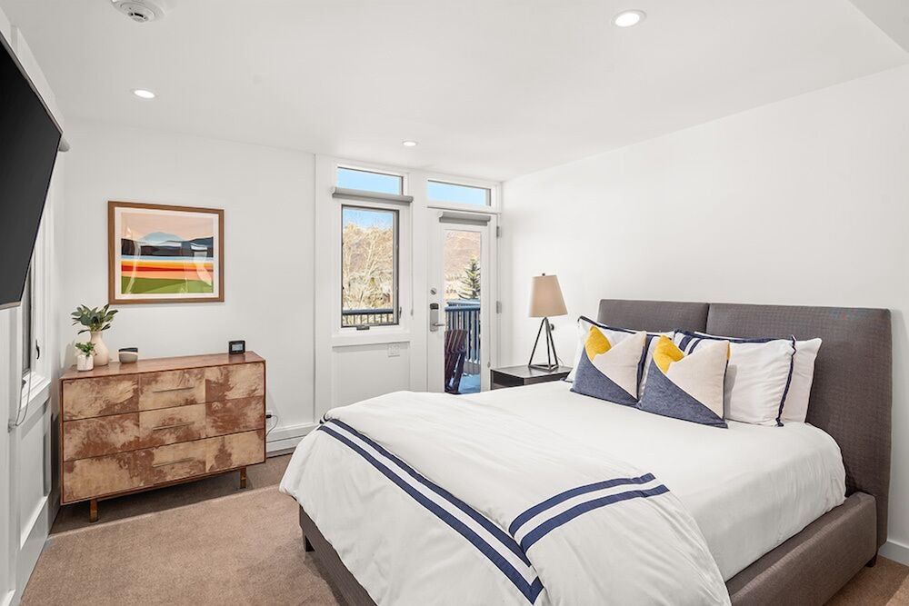 Fifth Avenue Condominiums by Frias