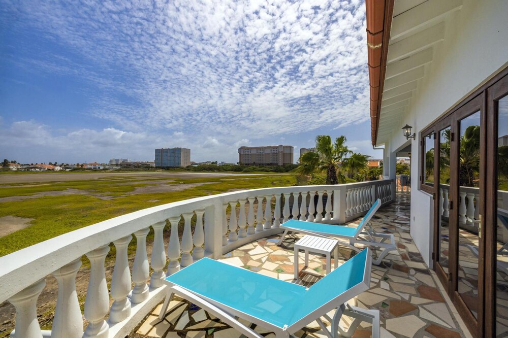 Villa Salina - 5BR w Pool Jacuzzi Sauna