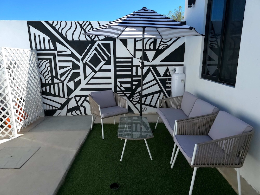 Beautiful 3bed 2bath new Home With Pool in Town