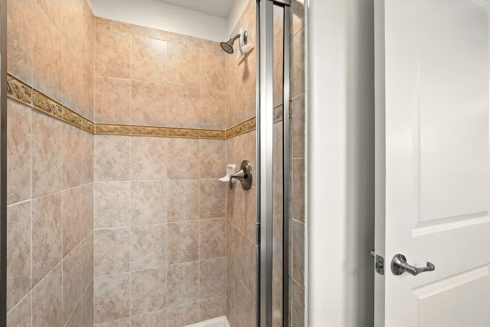 Vibrant 5BR Family Retreat in Storey Lake!