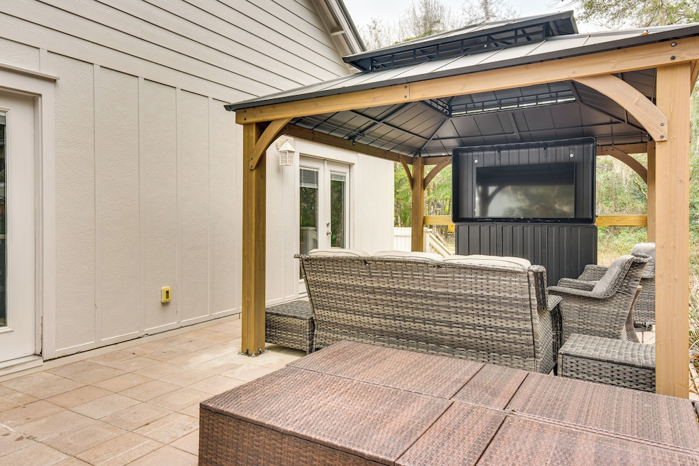 Walk to Choctawhatchee Bay: Santa Rosa Beach Home!